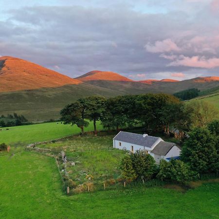 Thistle Thatch Cottage And Hot Tub - Mourne Mountains Ньюкасл Экстерьер фото