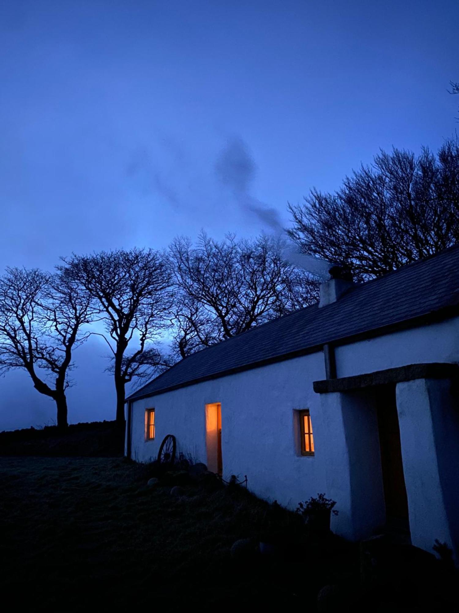 Thistle Thatch Cottage And Hot Tub - Mourne Mountains Ньюкасл Экстерьер фото